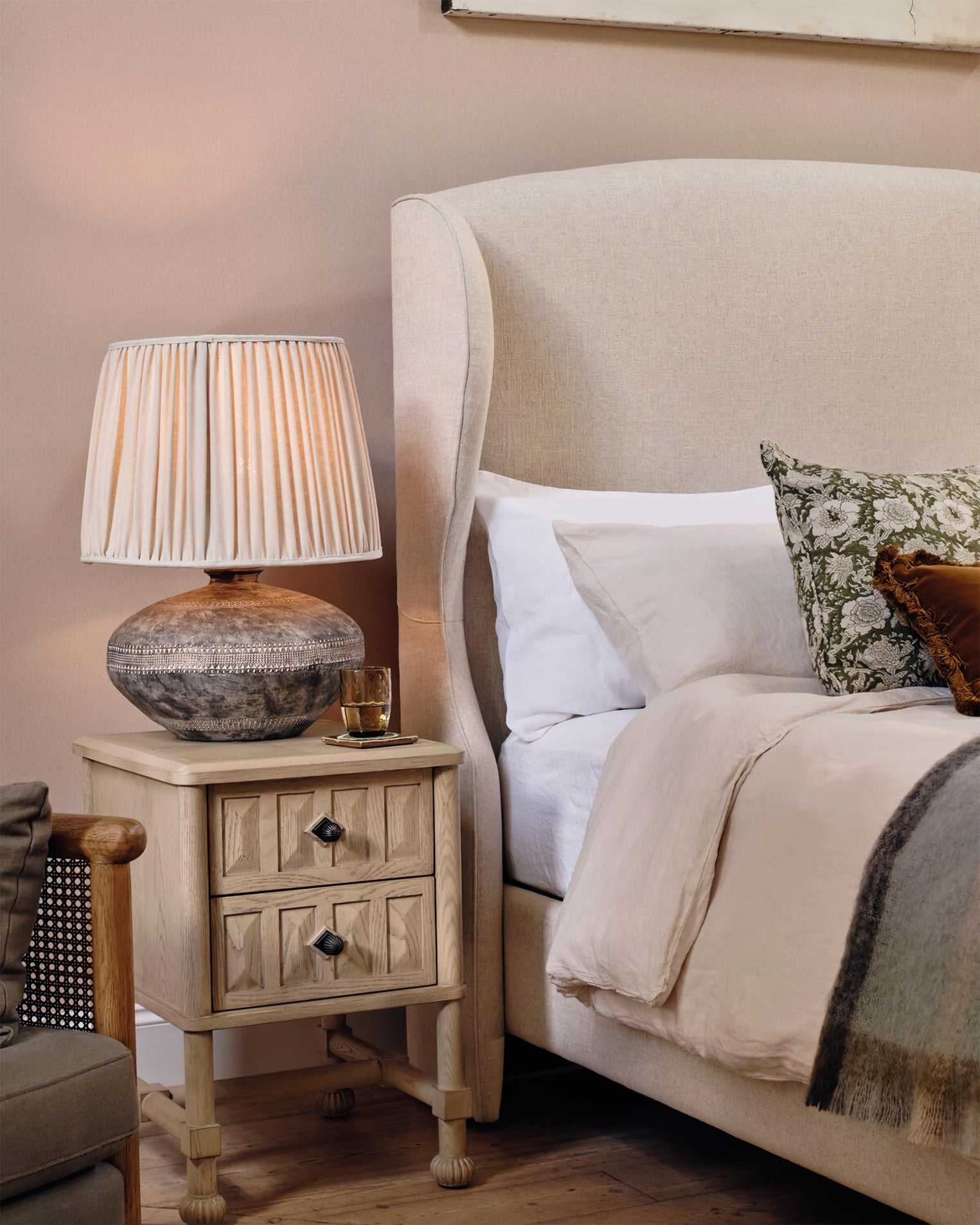 Elegant Ceramic Table Lamp with Linen Shade – 40cm Diameter for Bedroom or Living Room 4