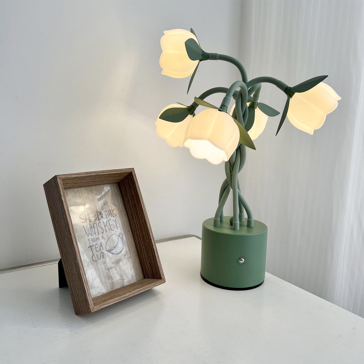 Faira Flower Table Lamp – Elegant Floral Design with Soft Ambient Glow 4