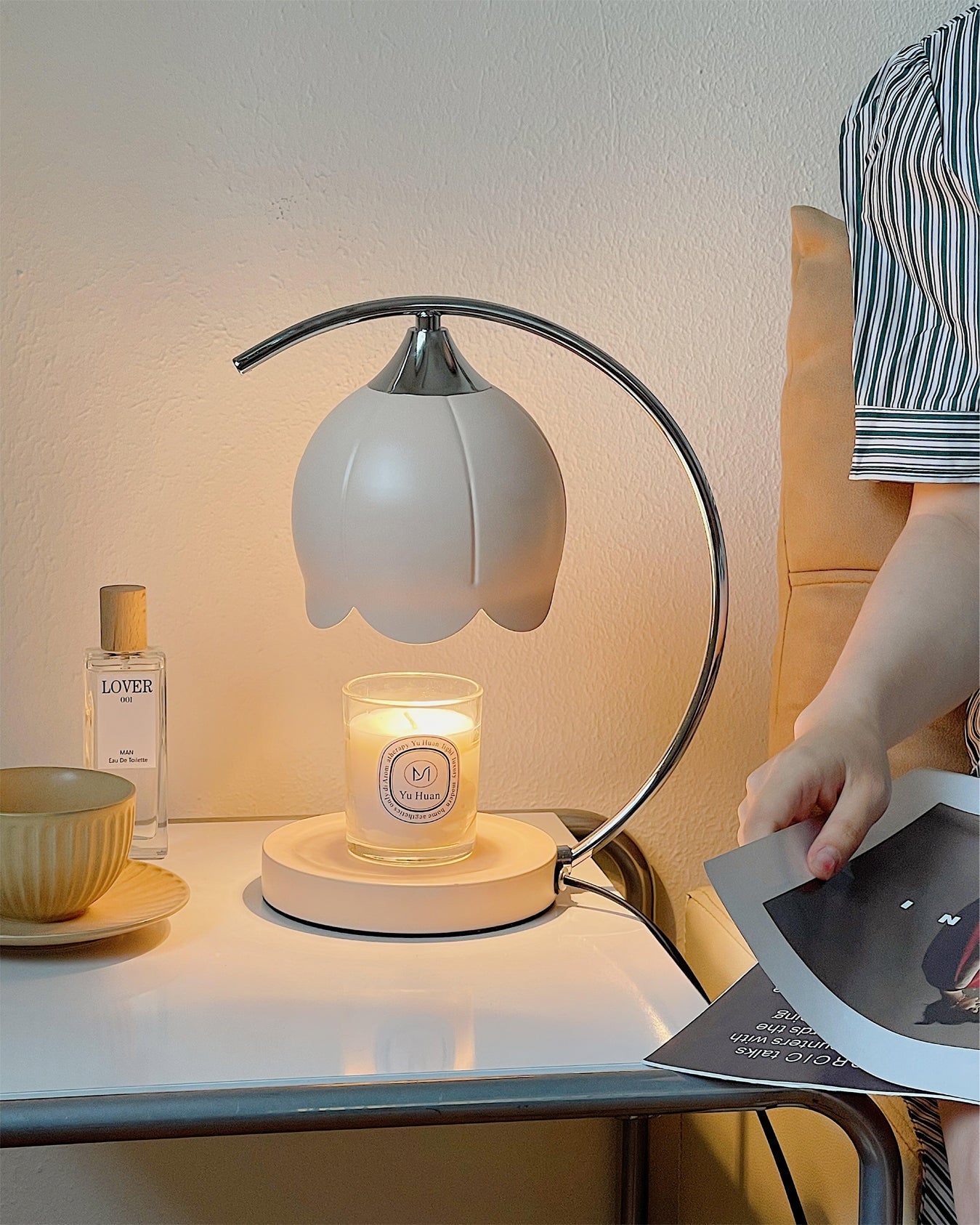 Floral Table Lamp with Integrated Wax Melting Feature – Pink and Chrome Finish Ideal for Bedrooms and Living Rooms 9