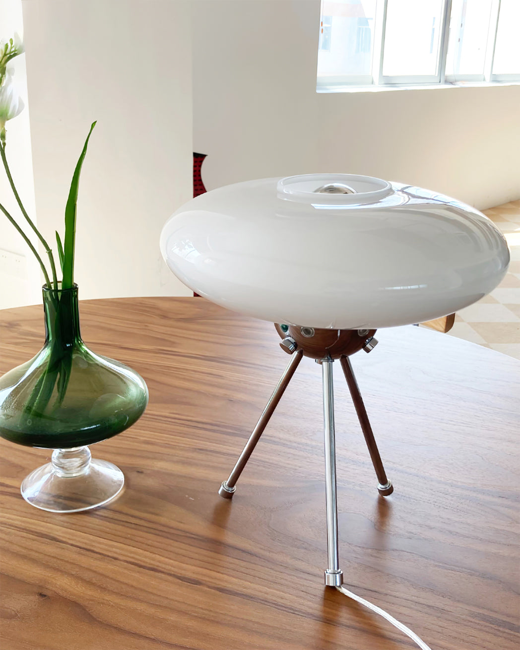 Contemporary Glass UFO Table Lamp with Elegant Design – 30cm Diameter 8