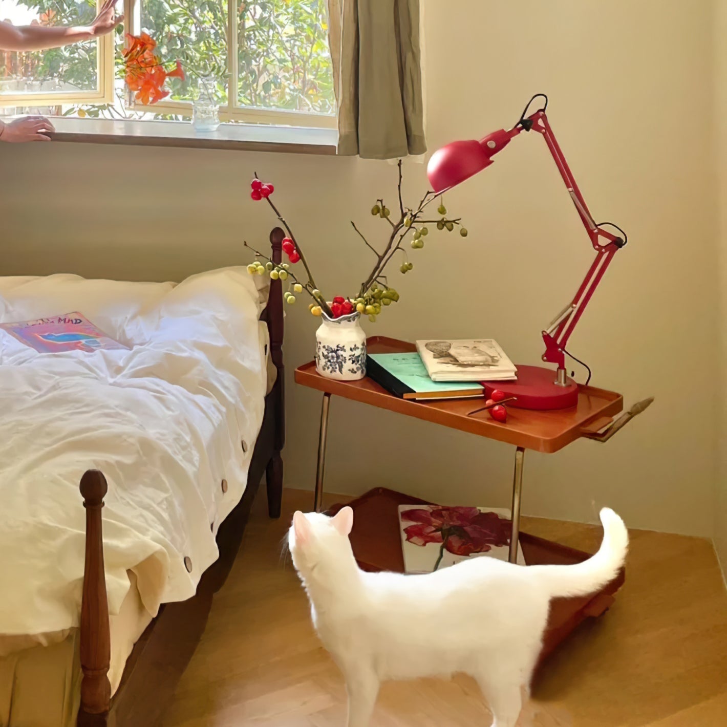 Adjustable Red Table Lamp with Metal Body – Modern Indoor Lighting 4