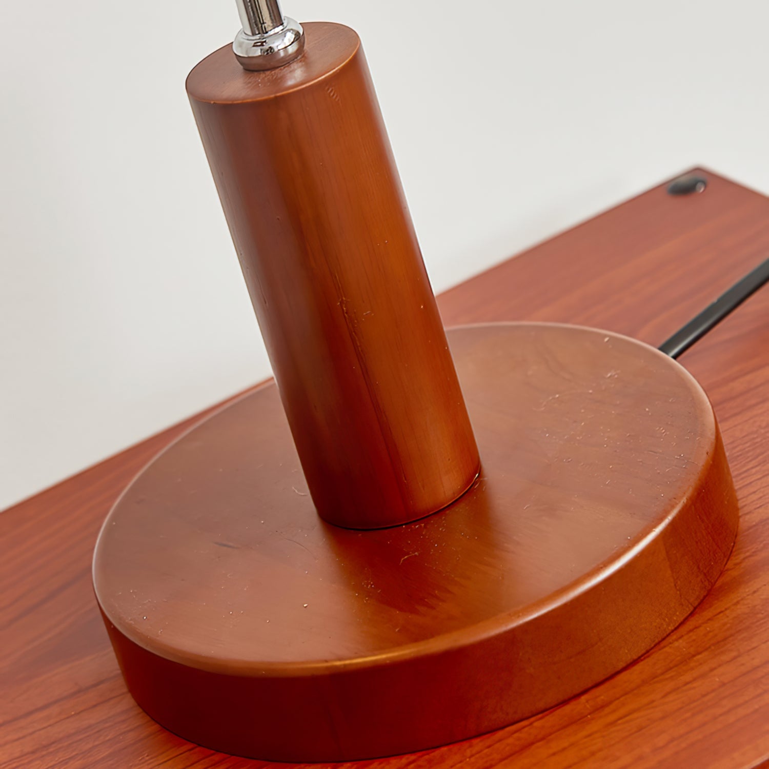 Modern Table Lamp with Swiveling Metal Head and Wooden Frame – 20cm Diameter 8