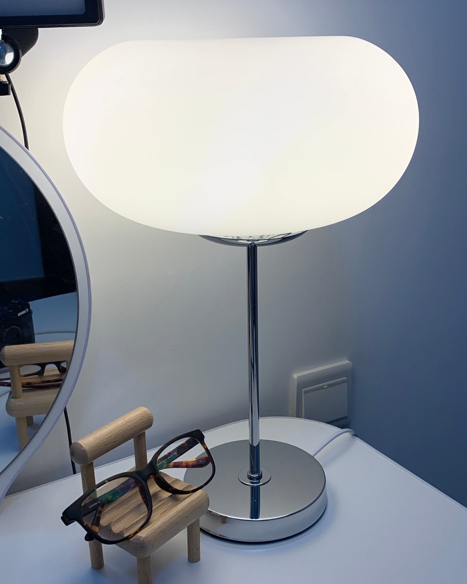 Minimalist Table Lamp with LED Bulb Compatibility – Modern Silver Finish 5