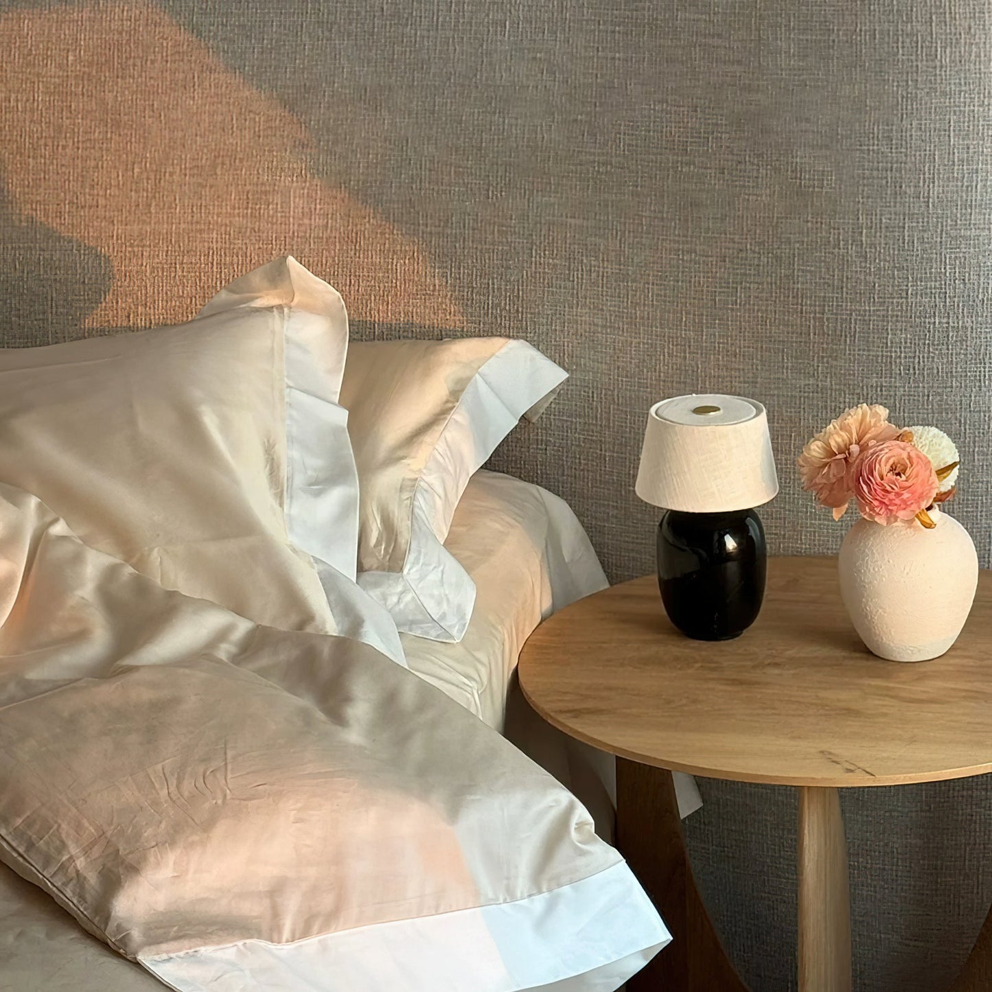 Elegant Table Lamp with Ceramic Base and Fabric Shade – Touch Control LED Bedside Lamp for Living Room and Bedroom 4