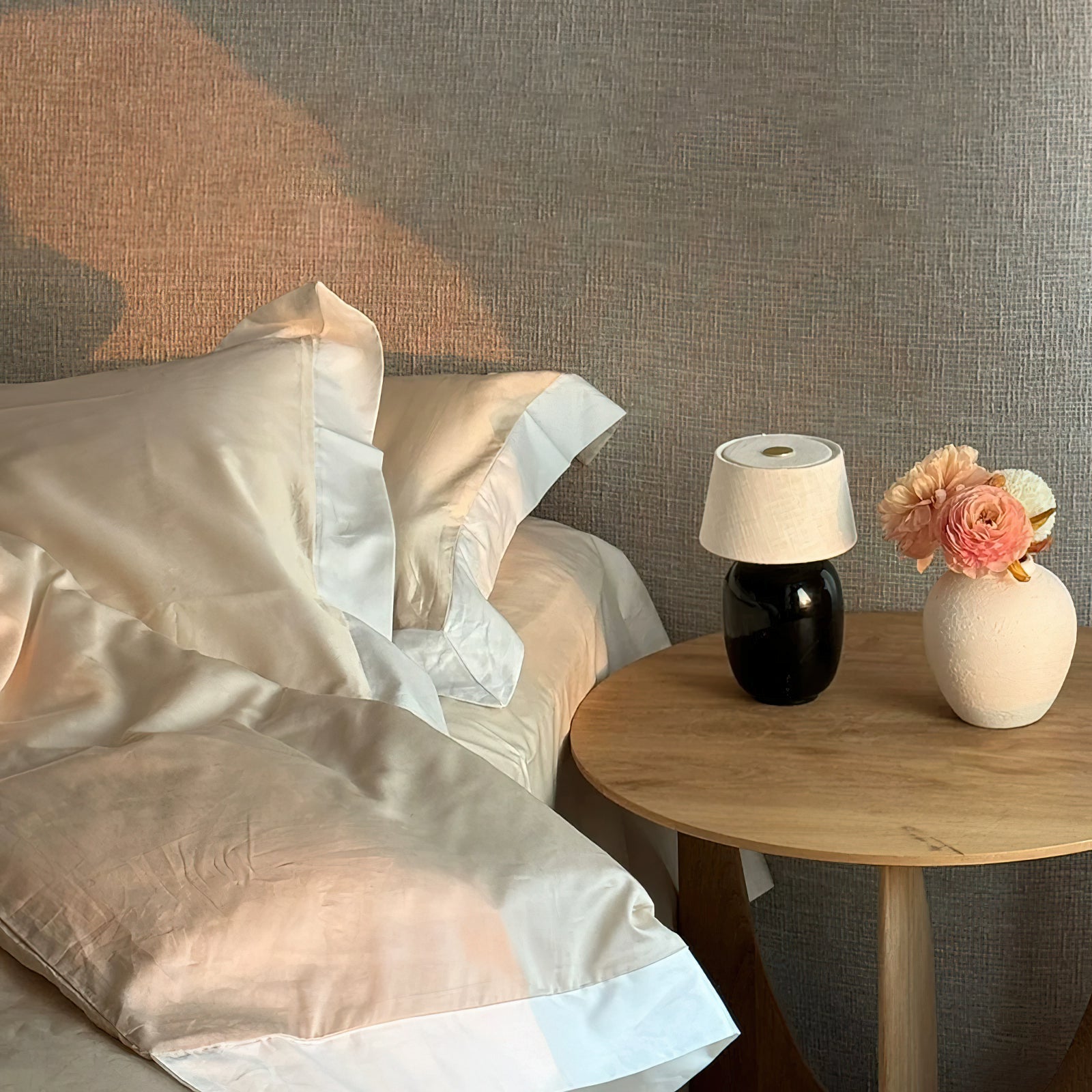 Elegant Table Lamp with Ceramic Base and Fabric Shade – Touch Control LED Bedside Lamp for Living Room and Bedroom 4