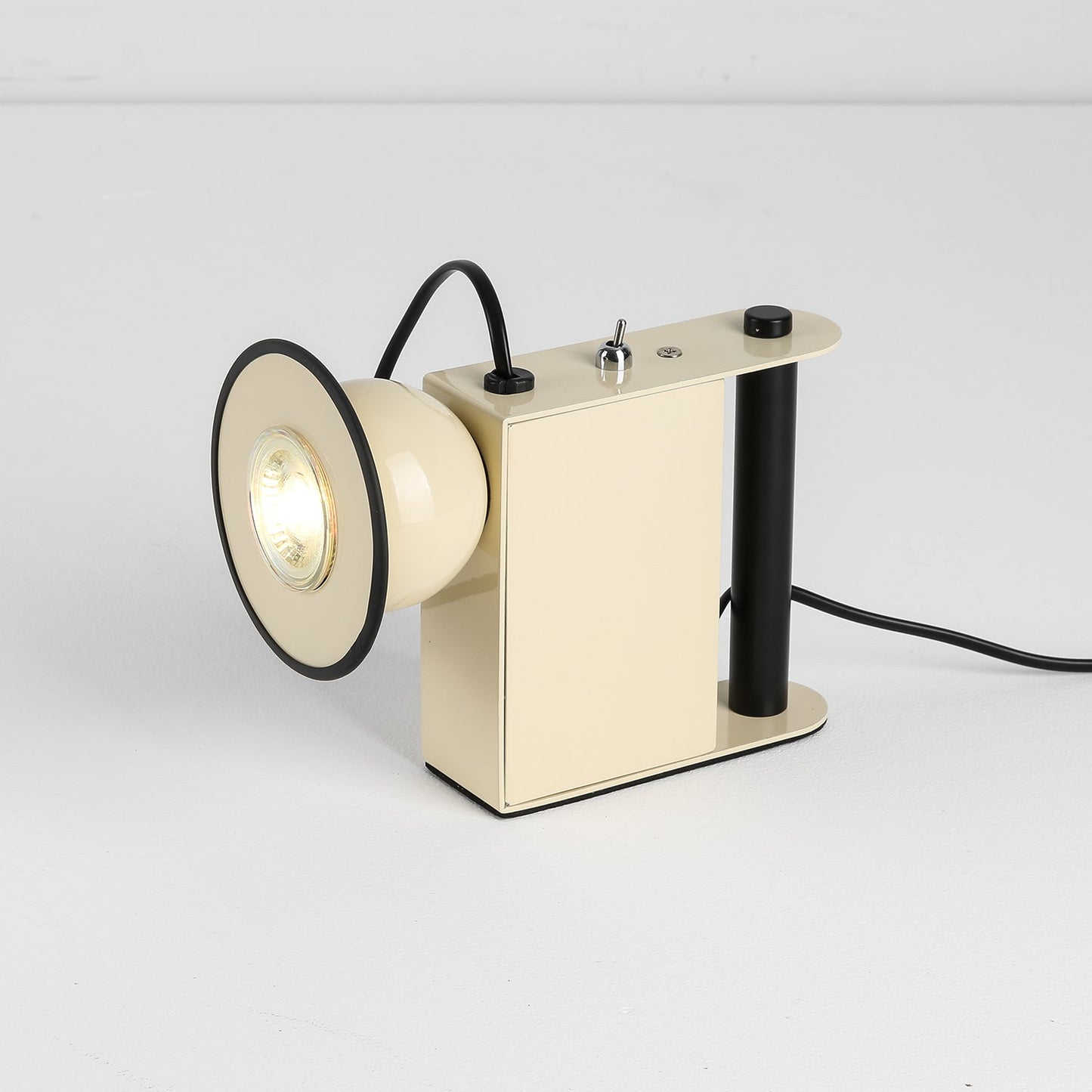 Compact Adjustable Table Lamp with Magnetic Head – Versatile Indoor Lighting 3