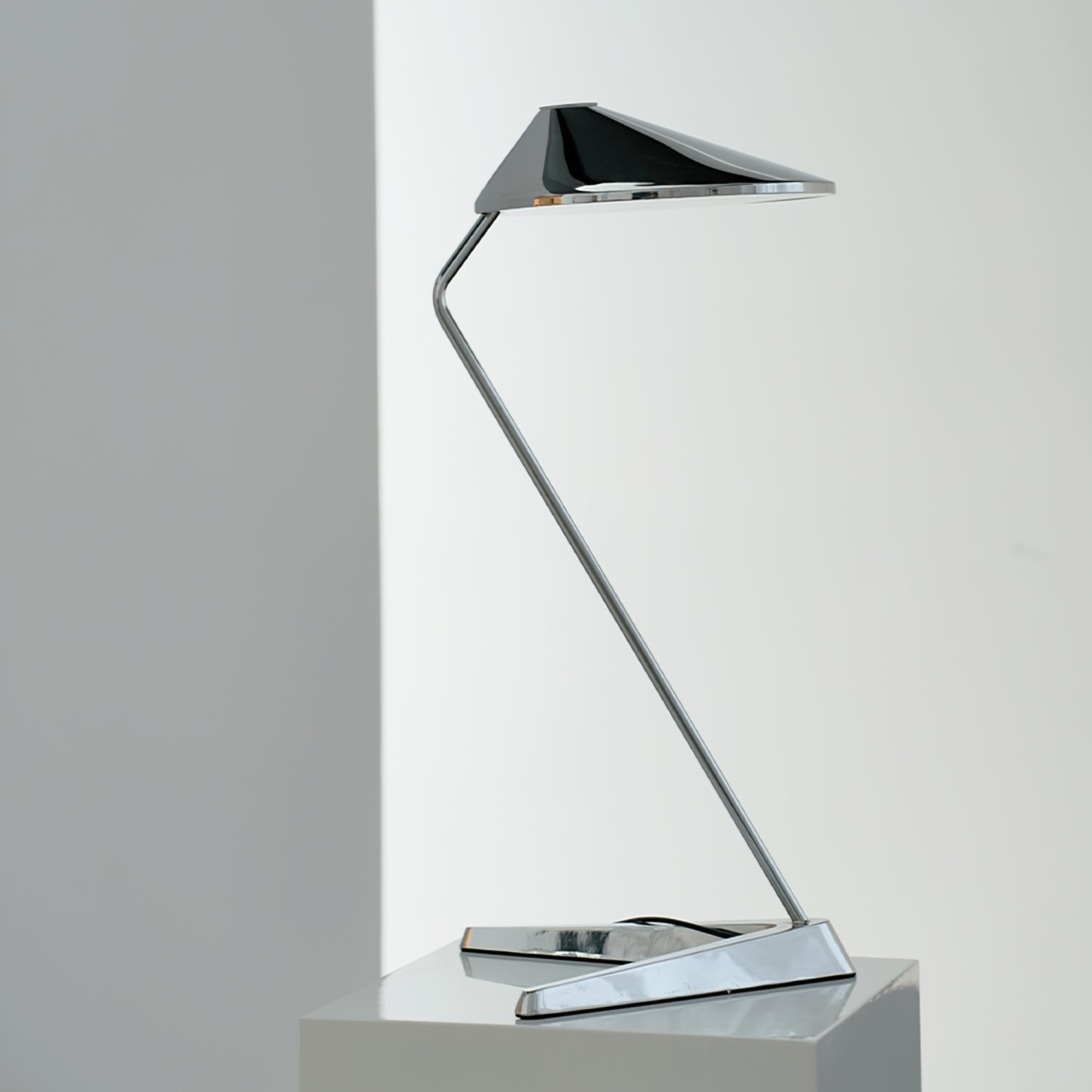 Modern Cone-Shaped Table Lamp with Touch Control – Metal and Acrylic Design for Bedroom or Living Room 3