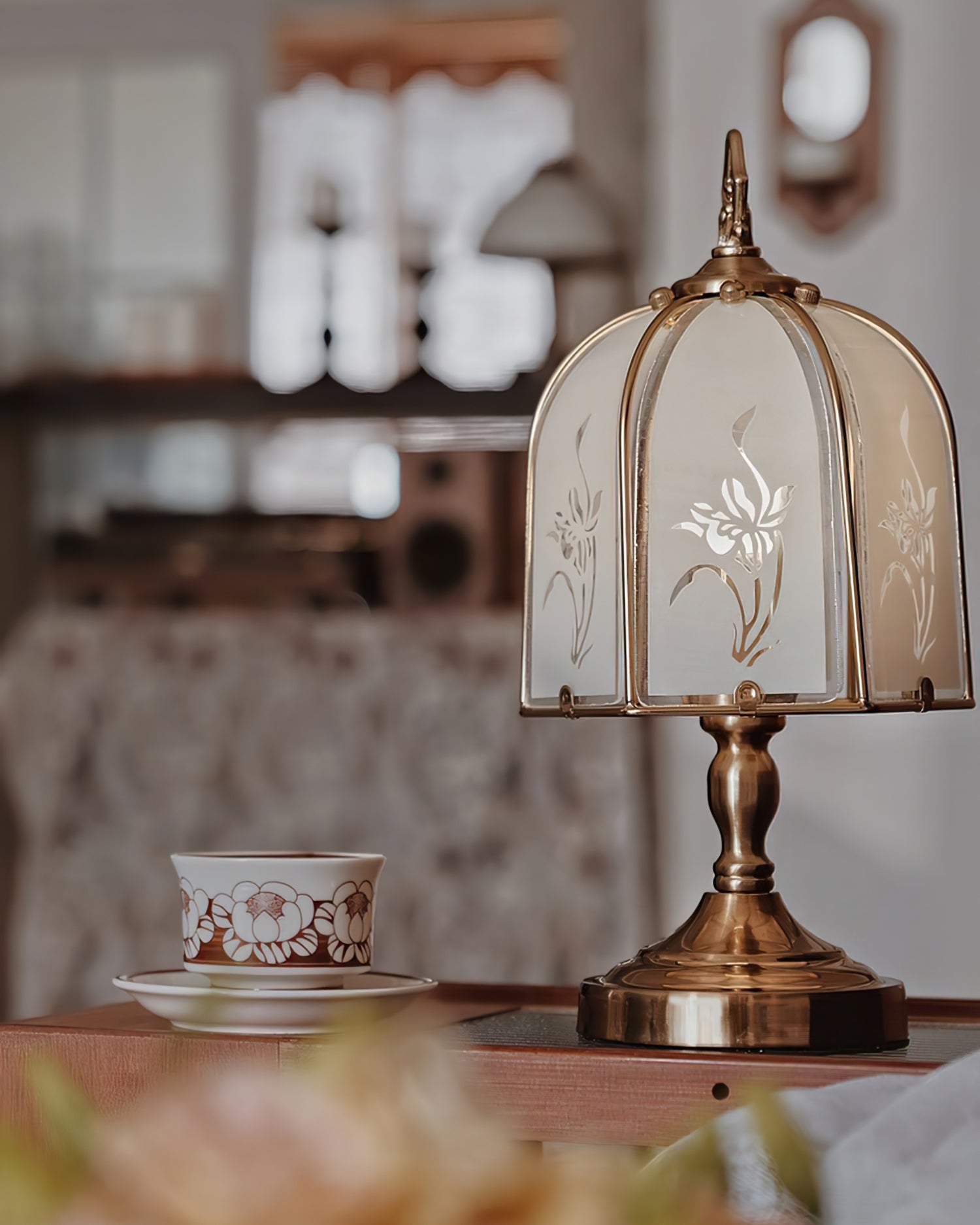 Orchid Glass Table Lamp with Elegant Design – Clear Glass and Gold Finish 7