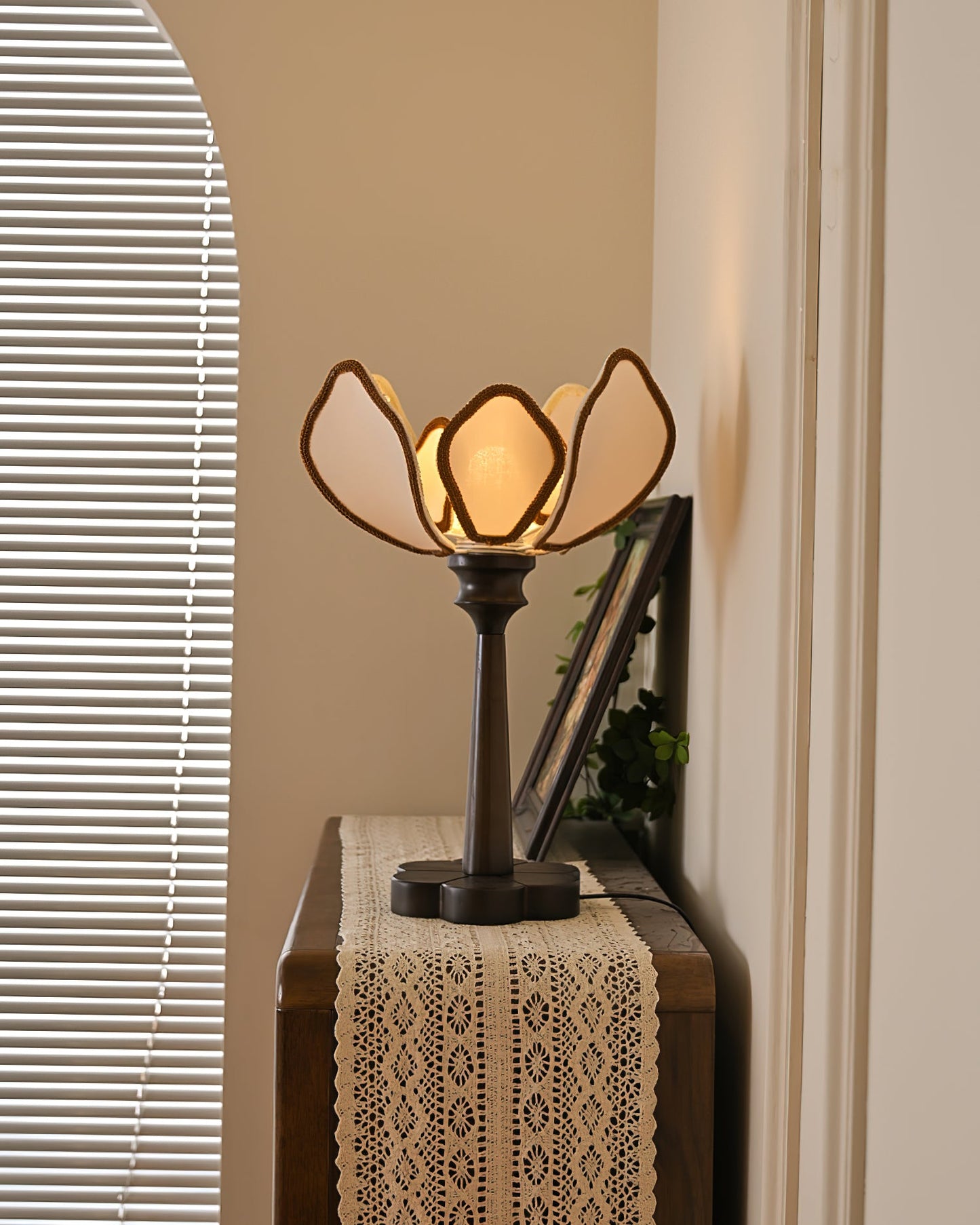 Elegant Flower-Inspired Table Lamp with Fabric Shade and Wood Base – Ideal for Bedroom or Living Room 6
