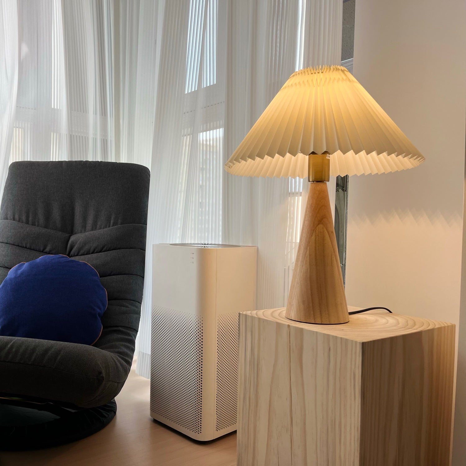Modern Table Lamp with Solid Wood Base and Linen Shade – 40cm Diameter 6