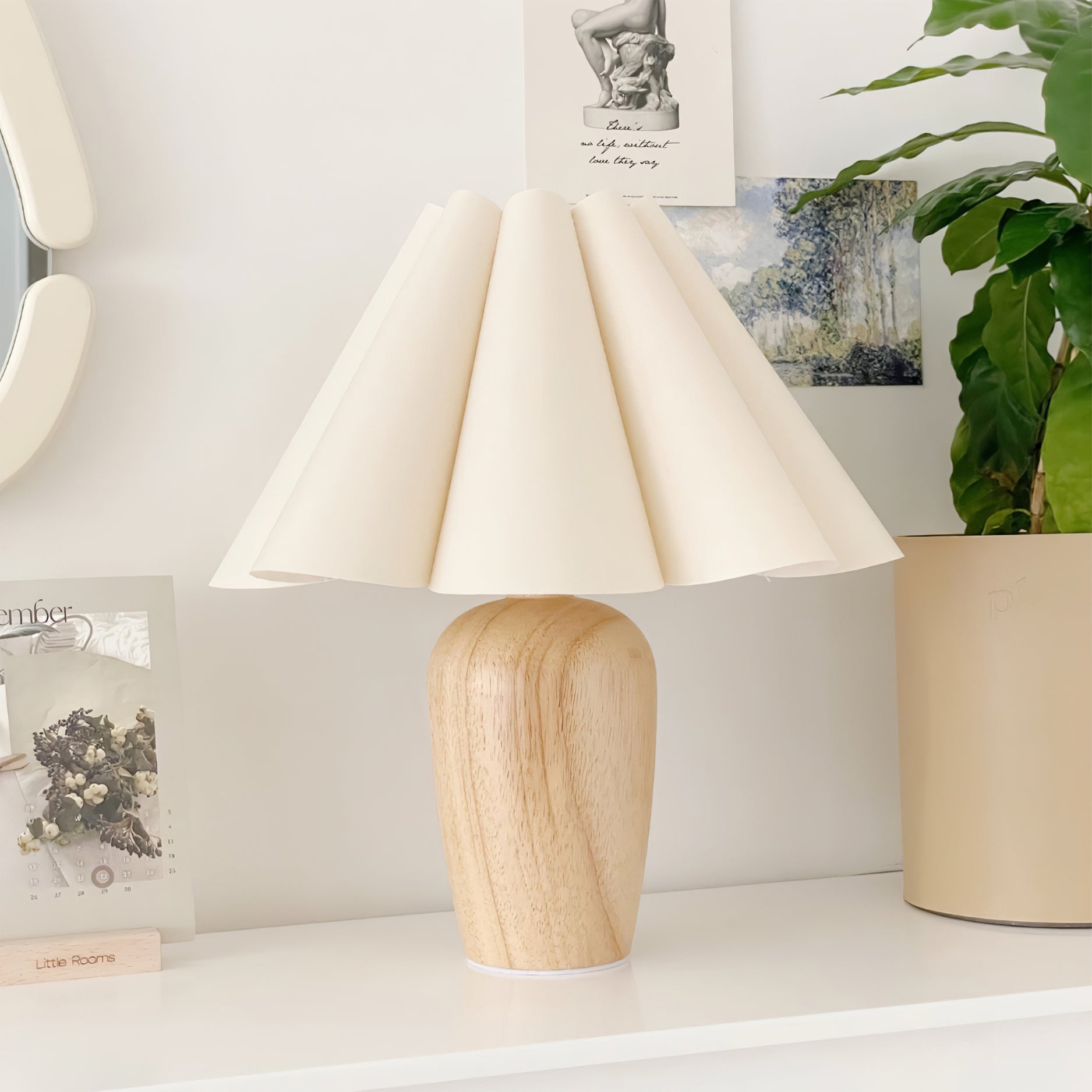 Vintage Beige Table Lamp with Fluted Shade – Elegant Indoor Lighting Fixture 3