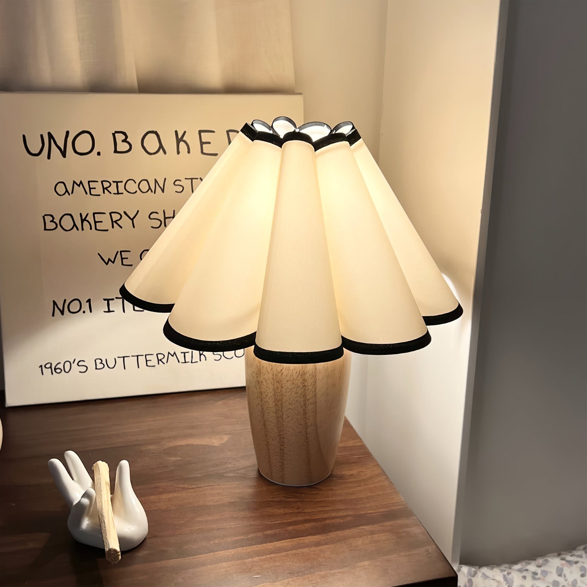 Vintage Fluted Table Lamp with Wooden Base – Elegant Indoor Lighting 3