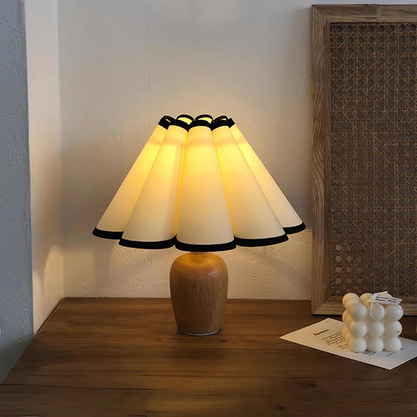 Vintage Fluted Table Lamp with Wooden Base – Elegant Indoor Lighting 4
