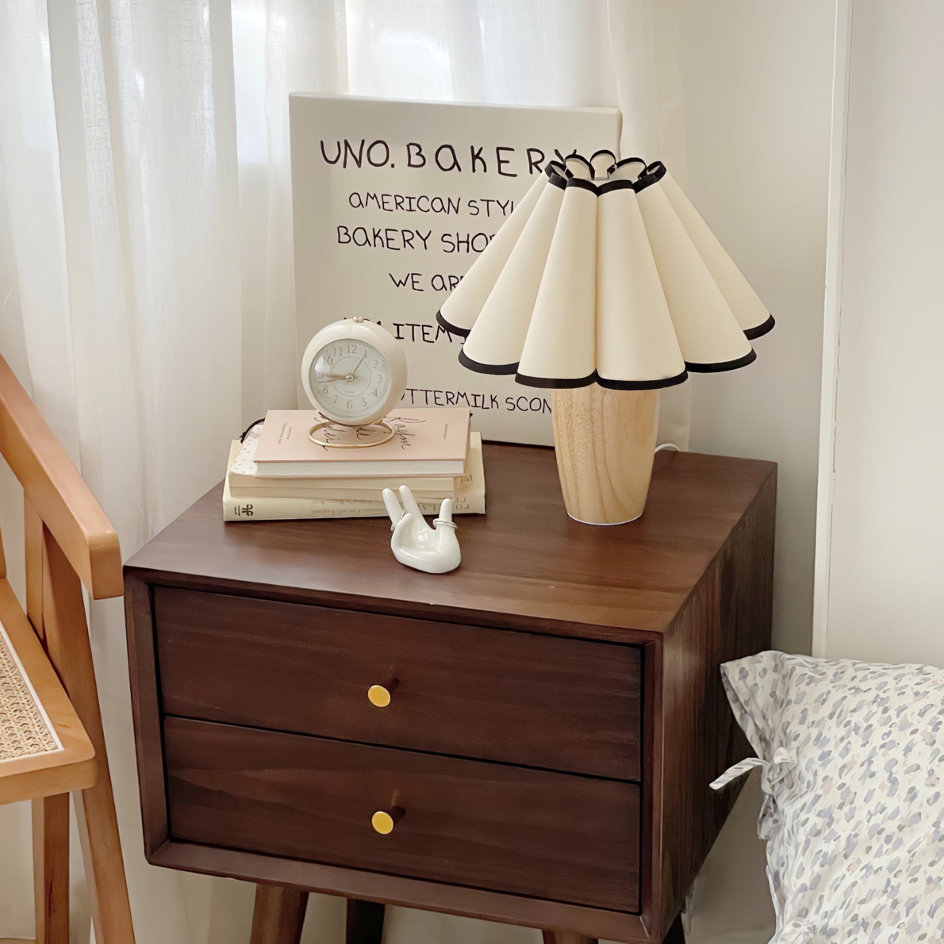 Vintage Fluted Table Lamp with Wooden Base – Elegant Indoor Lighting 8